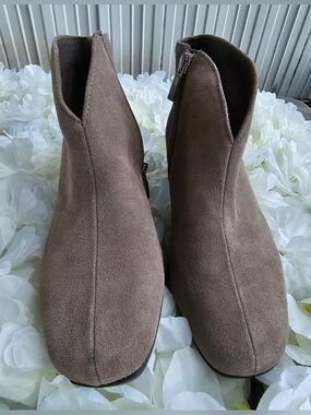 Munro Suede Ankle Boots Taupe Brown Size 7.5